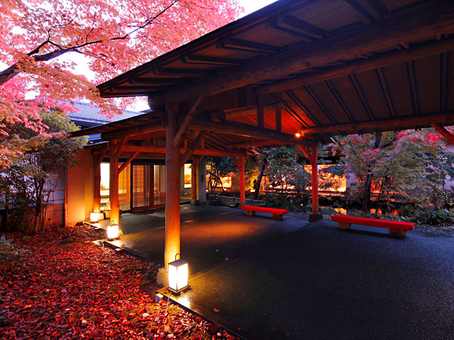 仙郷玄関の紅葉